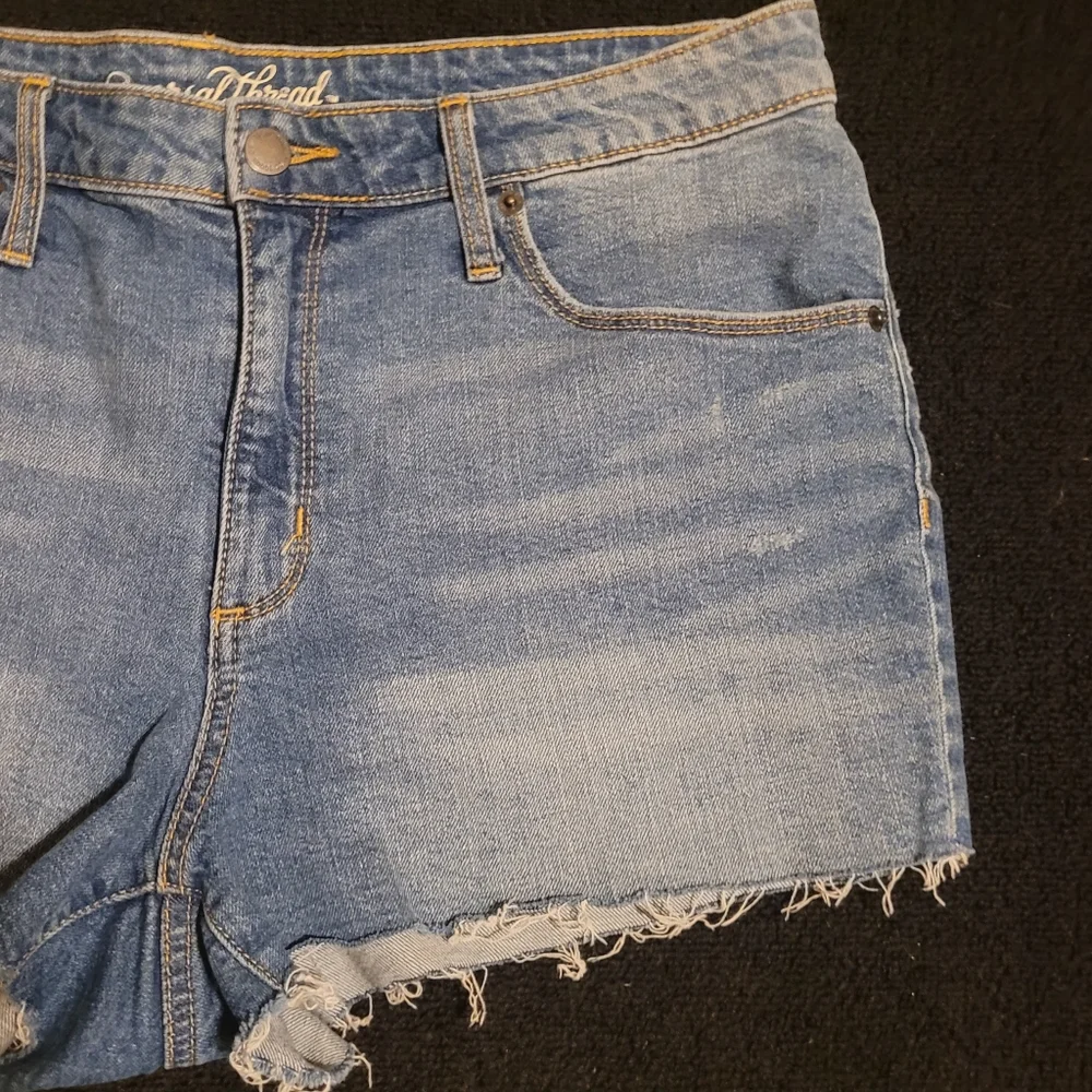 Medium wash high rise shorties - Picture 2 of 10